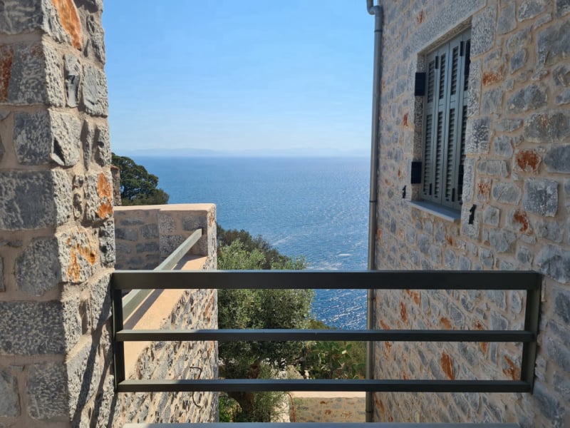 Σύνχρονη πέτρινη μονοκατοικία