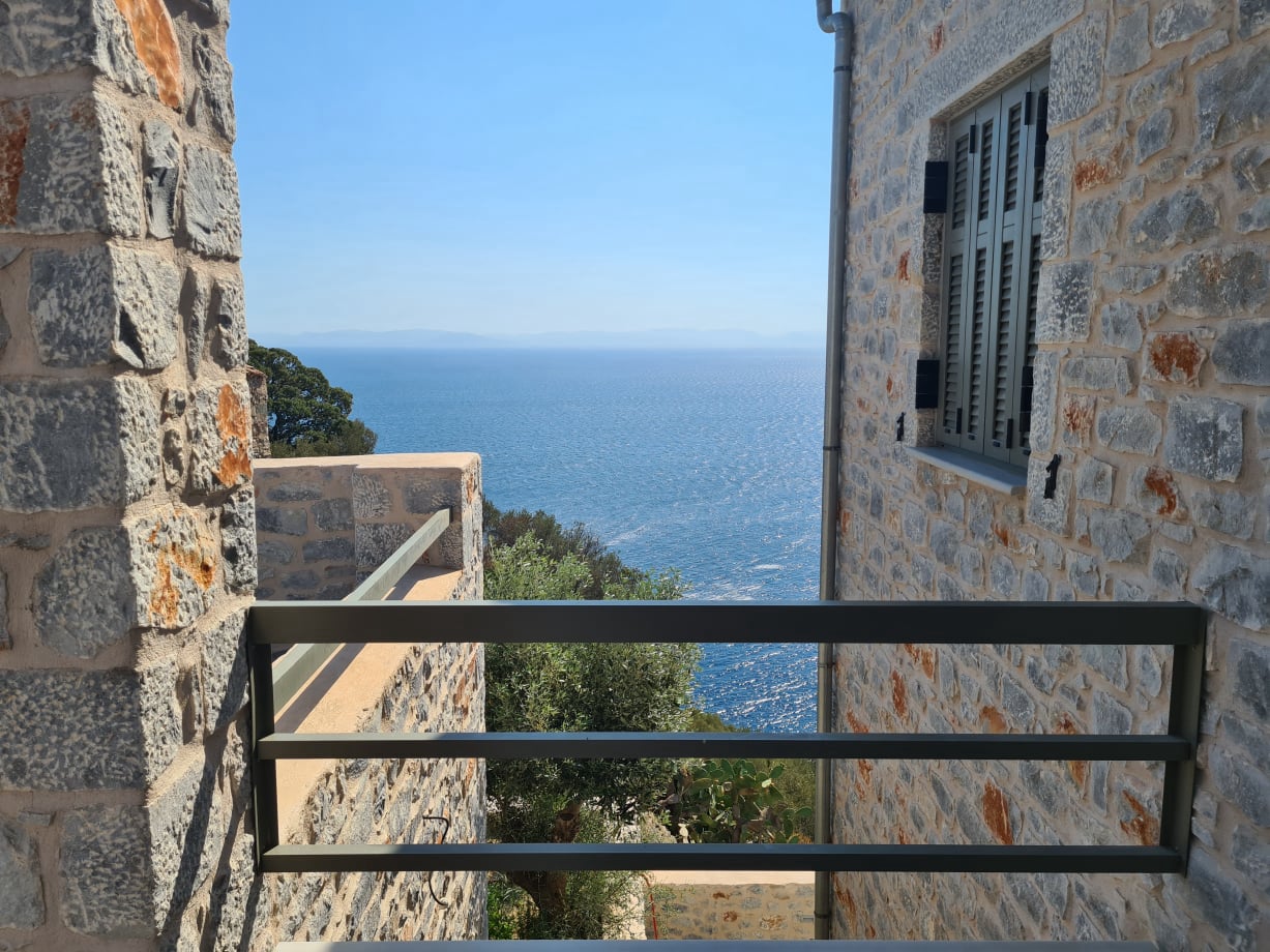 Σύνχρονη πέτρινη μονοκατοικία