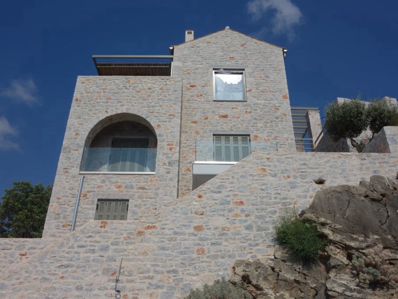 Σύνχρονη πέτρινη μονοκατοικία