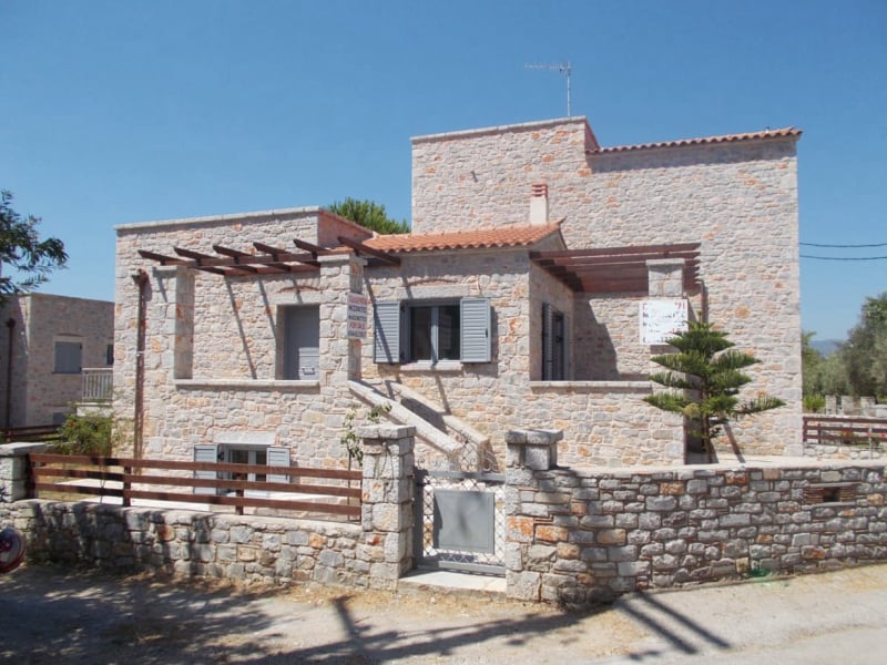 σύνχρονη πέτρινη μονοκατοικία